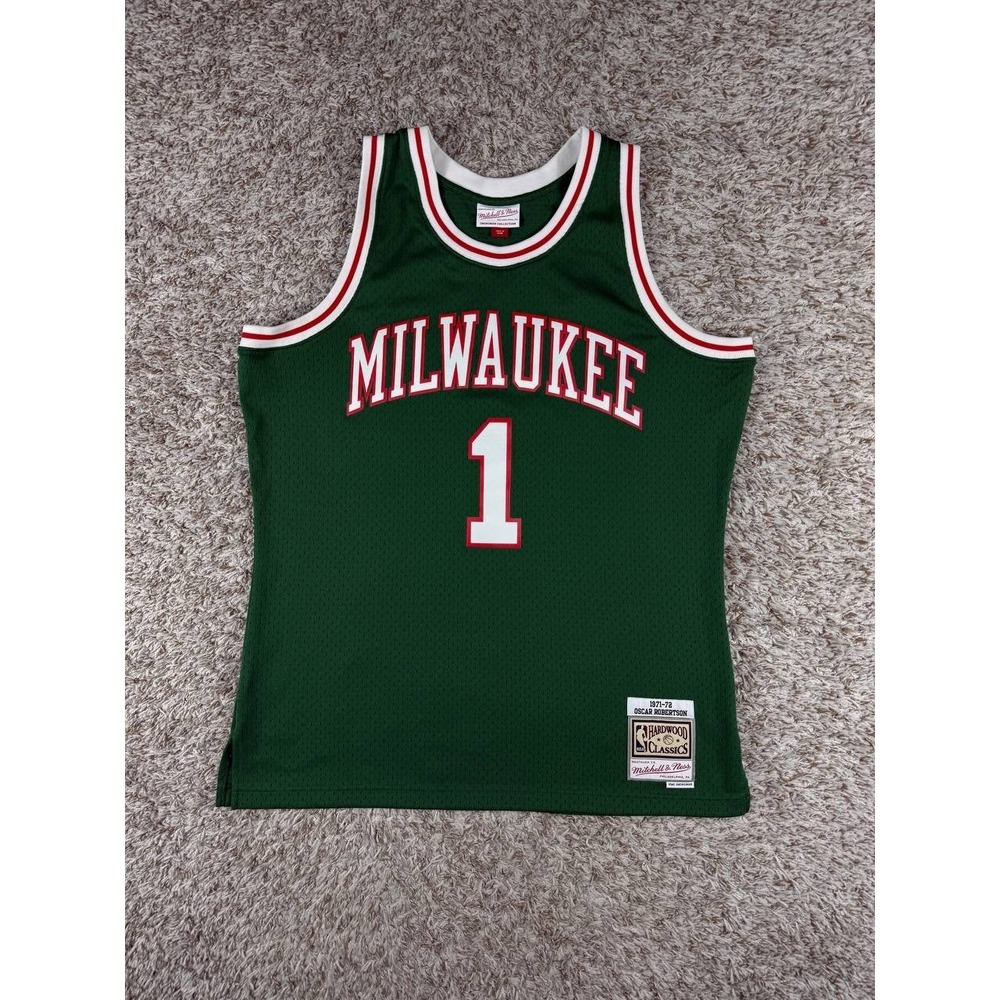 Mitchell & Ness Oscar Robertson Milwaukee Bucks 1971-72 Swingman Jersey Large